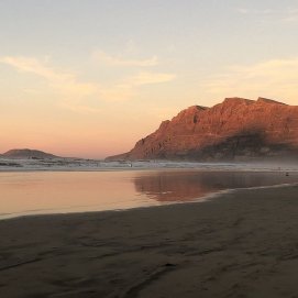La playa de Famara al atardecer. Foto: Yaiza García