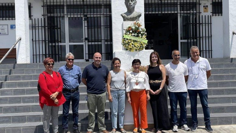 Ofrenda floral a Blas Cabrera Felipe en el IES Blas Cabrera