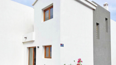 Exterior de uno de los dúplex en Residencial Los Ajaches en Playa Blanca