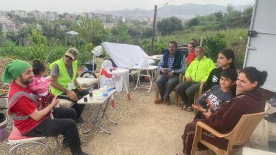 Quintana con familia afectada por el terremoto
