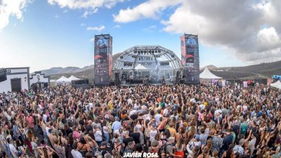 Escenario y puìblico de diìa en Sonidos Liìquidos 2023