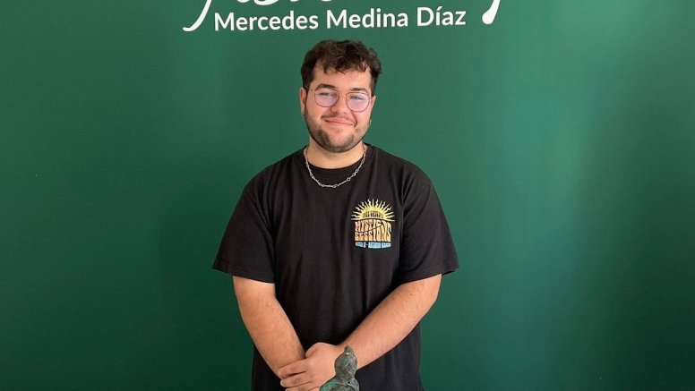 Álvaro Hernández con su escultura para la asociación Mercedes Medina