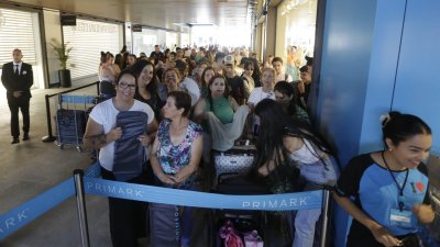 Colas en el estreno del Primark. Foto: José Luis Carrasco.