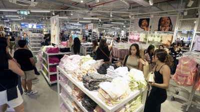 Colas en el estreno del Primark. Foto: José Luis Carrasco.