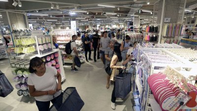 Colas en el estreno del Primark. Foto: José Luis Carrasco.