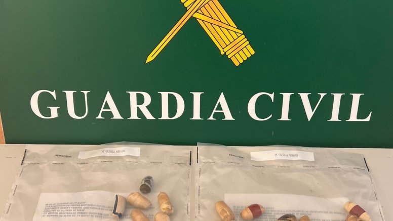 Foto de las bellotas de hachís incautadas por la Guardia Civil
