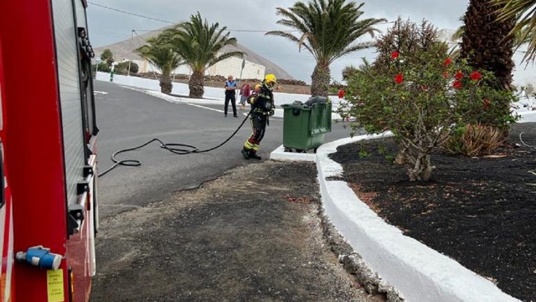 Bomberos extinguiendo el incendio producido en una palmera en San Bartolomé