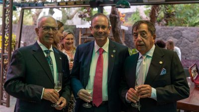 El representante de la Fundación de Rotary, Daniel Bazán, con los rotarios Pedro Botella y Joe Hassan.