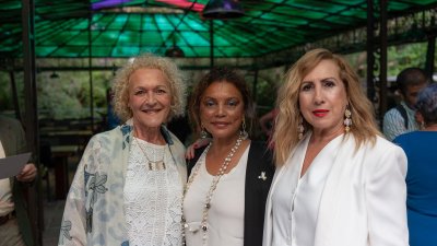 La directora de la Fundación Hermanos Martínez entre las asistentes al acto