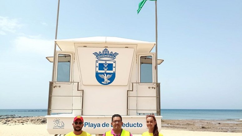 El concejal de Seguridad y Emergencias de Arrecife, Kevin Cortés, con los socorristas de la playa del Reducto