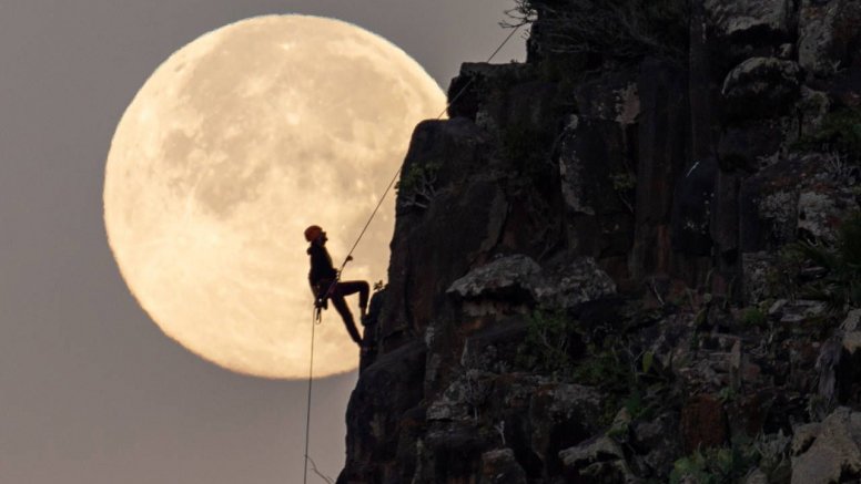 La fotografía 'Escalando la Luna' del fotógrafo lanzaroteño, Juan Méndez Quesada