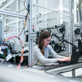 Ingeniera trabajando en una empresa altamente tecnológica