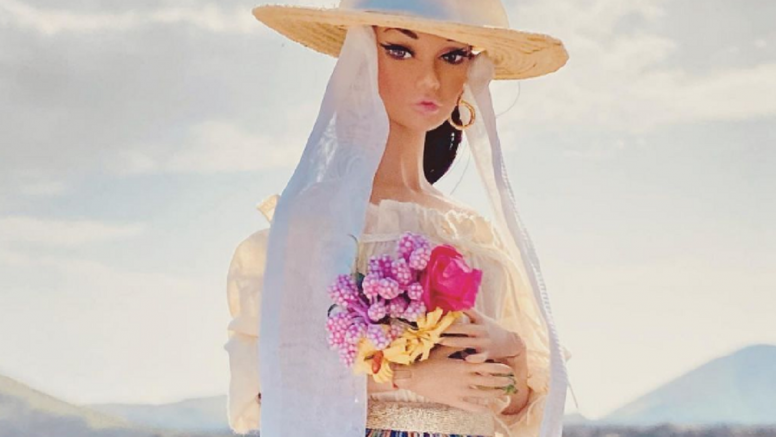 La Barbie con el traje típico de campesina posando en La Geria