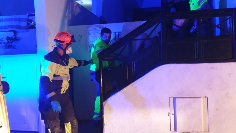 Los Boluntis y el SUC rescatando al hombre herido en su vivienda