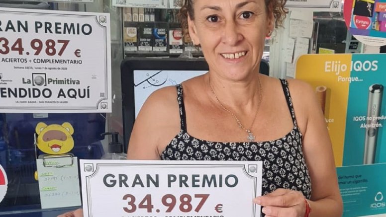 Keti, la trabajadora del Juani Bazar de Arrecife entrega el premio de La Primitiva este lunes