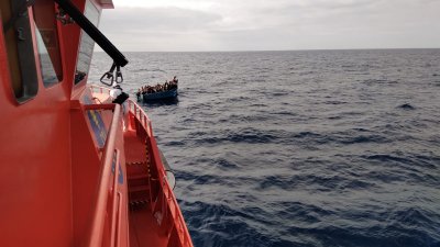 Rescate de una patera por Salvamento Marítimo