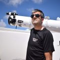 Ramón López junto a uno de los telescopios de su estación. Fuente: R. López
