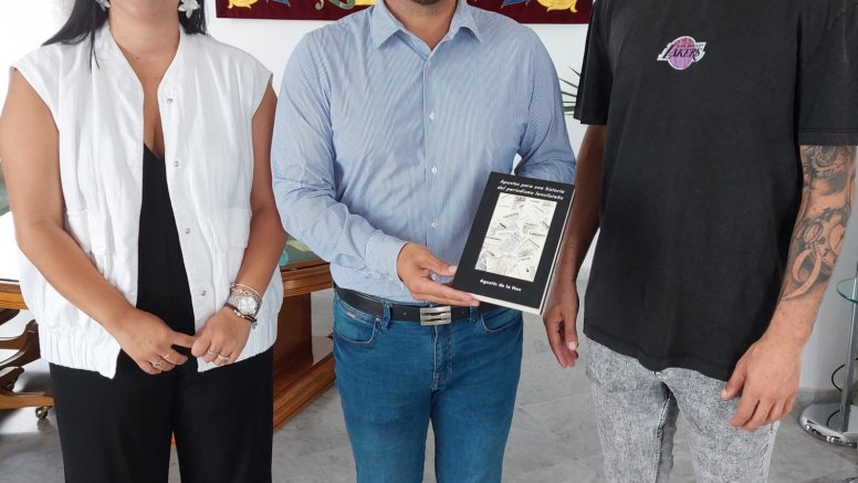 Recepción del alcalde de Arrecife al fotñografo Juan Méndez. Momento del obsequio de un libro con historia de Arrecife