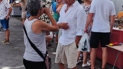Jesús Calleja conversando en el Mercadillo de Haría