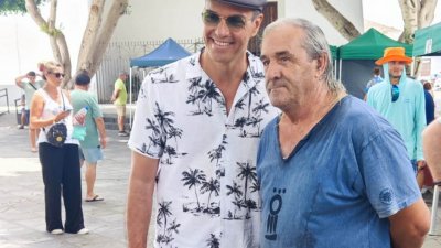 Pedro Sánchez posando con un ciudadano