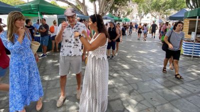 Pedro Sánchez, su mujer y Evelia García, concejal de Haría