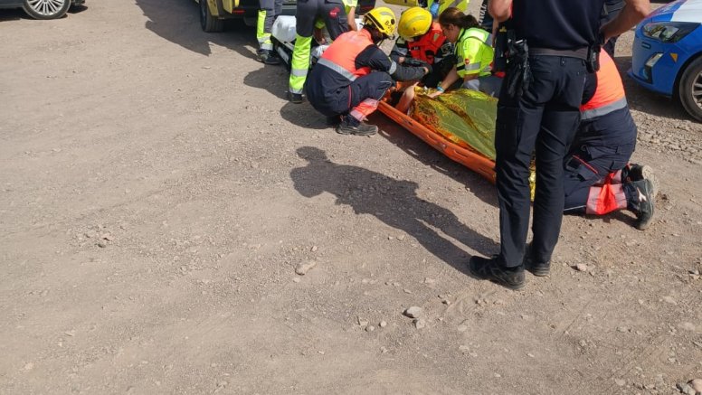 Los bomberos, la Policía Local y los sanitarios atienden a la mujer accidentada en la playa Mujeres. Foto: Bomberos de Lanzarote.