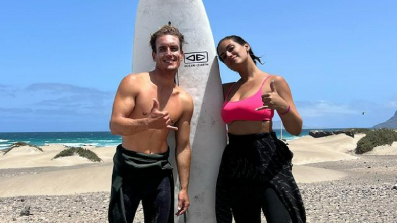 La modelo Lorena Duran después de surfear en Famara 