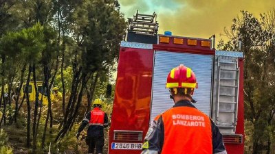 El equipo de bomberos de Lanzarote en el incendio de Tenerife