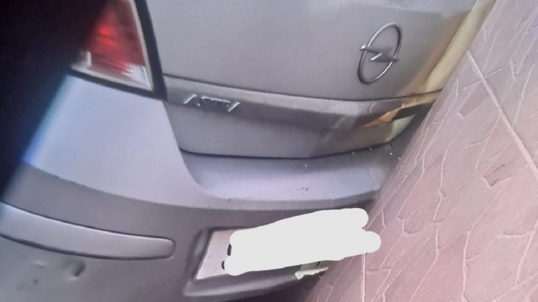 El coche empotrado contra la pared de la casa en Arrecife