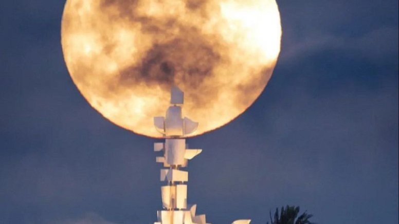 The blue supermoon from César Manrique's Farmer Monument. Photo: Rafael Sánchez.
