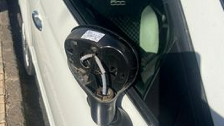 Uno de los coches con el retrovisor roto en Costa Teguise
