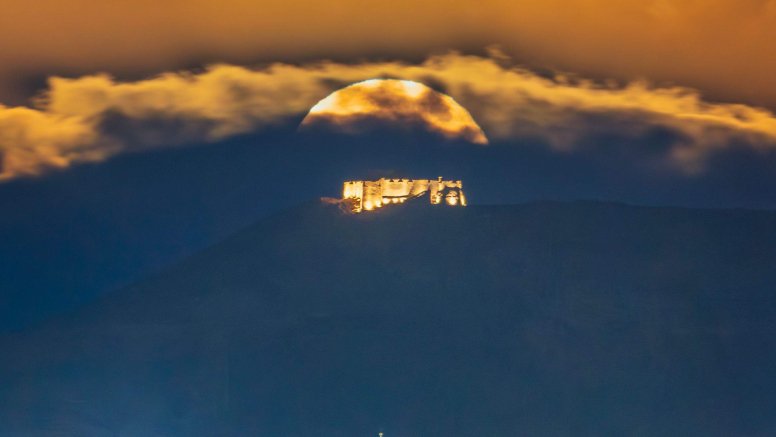 Fotografía de la superluna azul tras el Castillo de Guanapay. Foto: Juan José Cordero Valeriano