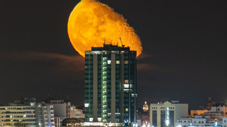 La luna tras el Gran Hotel de Arrecife. Foto: Juan Méndez @j.mendez.fotografía