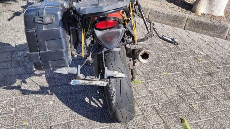 Motocicleta con el impacto tras el accidente