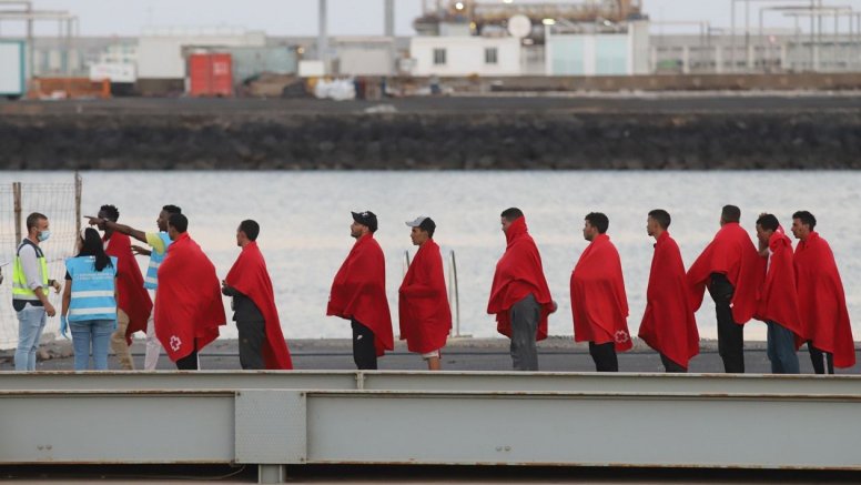 Asistencia en tierra de migrantes en Puerto de Naos (Foto: José Luis Carrasco)