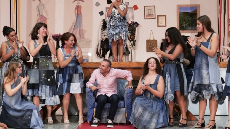 El diseñador Gerardo Pérez con las modelos durante el desfile en Guatiza