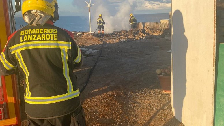 Los bomberos apagando el incendio en la casa abandonada de Playa Blanca