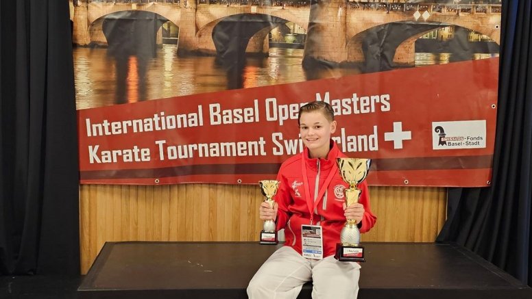 Amelie Skiba con los dos trofeos del campeonato