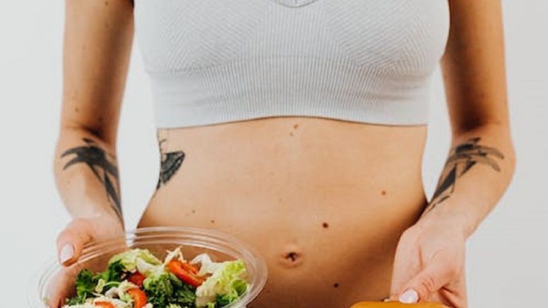 Mujer con comida (Foto: Pexels)