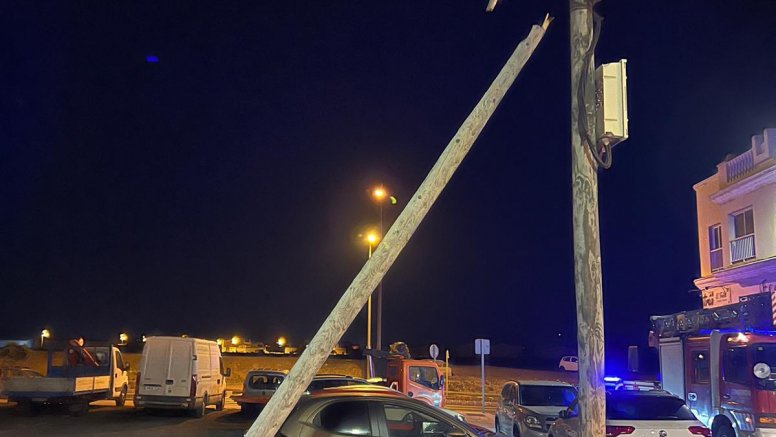El poste de luz caído tras el accidente al chocar el coche