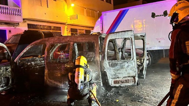Los bomberos en la zona tratando de apagar las llamas de los vehículos