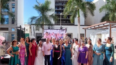 Participantes en la pasarela, junto al alcalde de Arrecife, y la presidenta de la Asociación Contra el Cáncer en Lanzarote