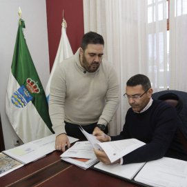 El alcalde de Teguise, Oswaldo Betancort, y el concejal del área de Educación, Javier Díaz