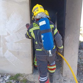Bomberos en el incendio de la vivienda abandonada en Yaiza