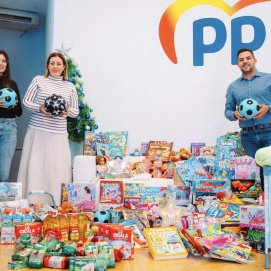 La presidenta del PP de Lanzarote, Astrid Pérez, acompañada de la coordinadora de NNGG y el secretario general del partido