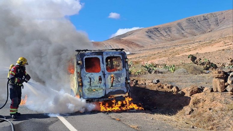 El vehículo ardiendo en Mala