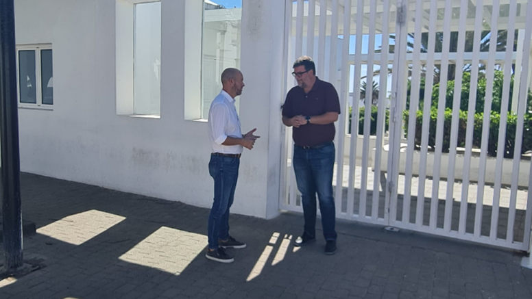 Isidro Pérez y Raúl De León, en la puerta del 'Velatorio Municipal' de San Bartolomé