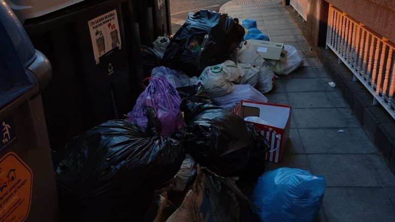 Basura acumulada en la calle Góngora