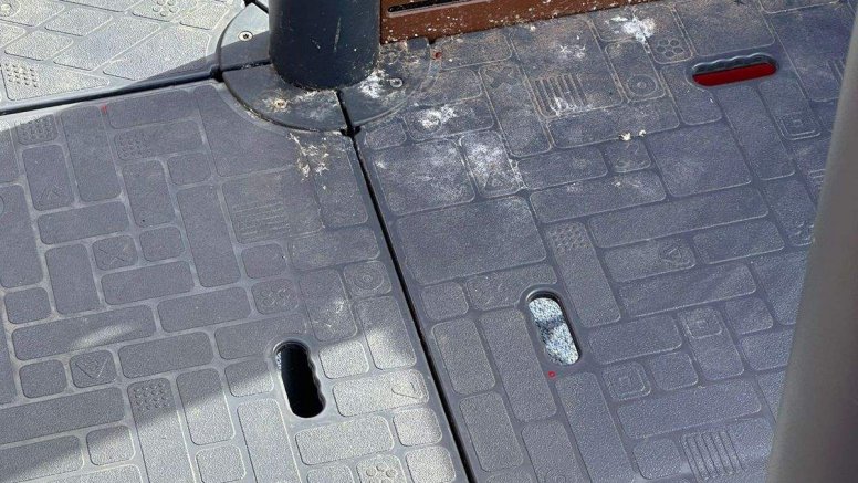 Excrementos en los columpios de los parques en Playa Honda