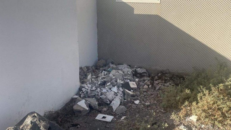 Los escombros depositados cerca de los contenedores en Tías